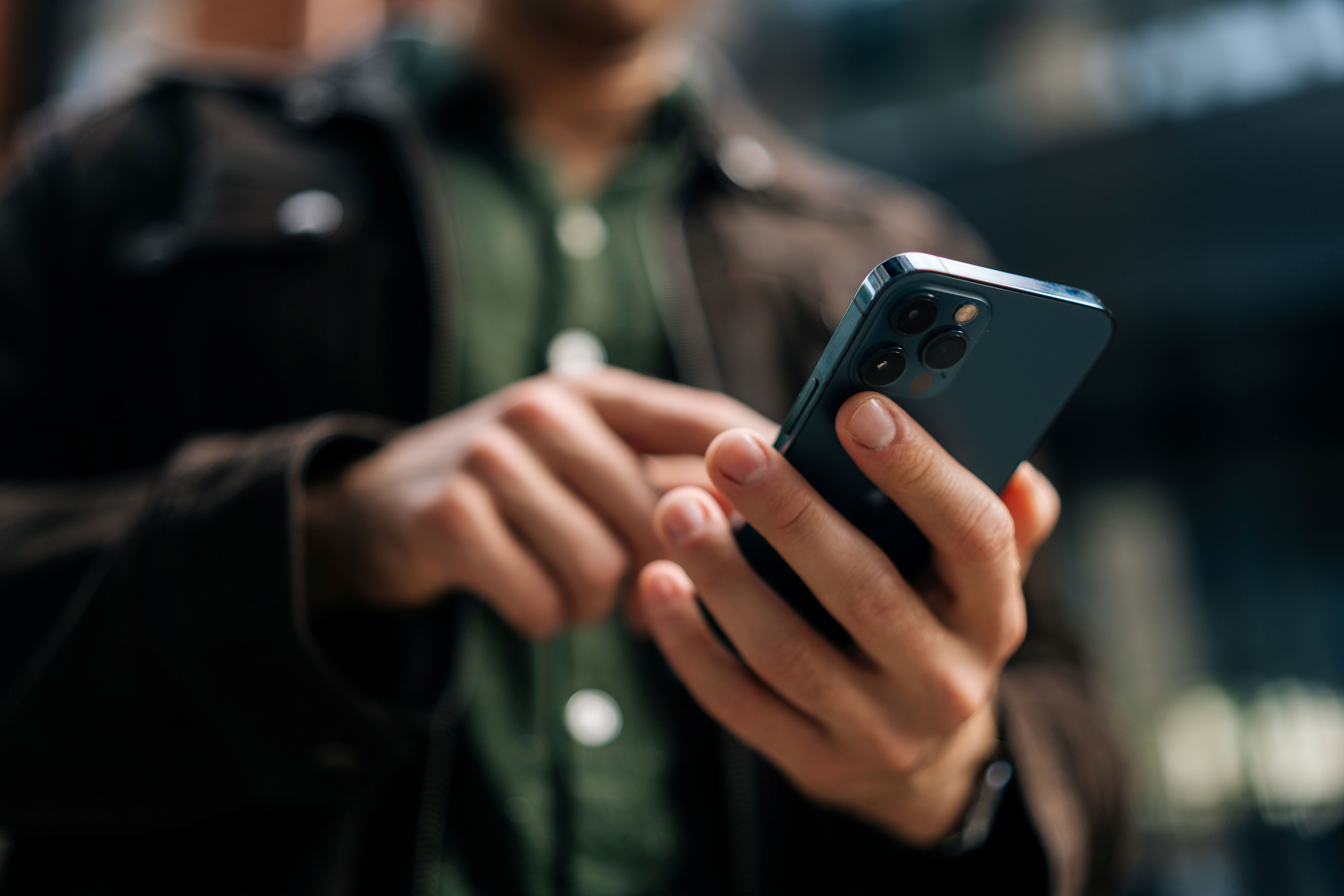 Person holding an iphone